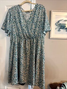 Floral V-Neck Short Sleeve Dress in Teal Daisy Print